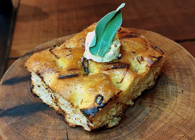 Para abrir o apetite, uma gostosa Foccacia de alecrim e flor de sal. 