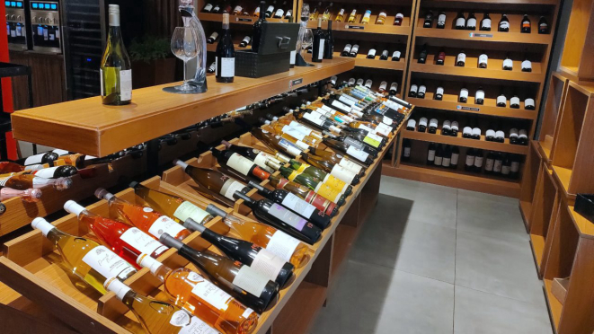 Os vinhos e espumantes da Meritage (nacionais e importados) estão em exposição para venda ao lado do salão do restaurante Euro Bistrô. 