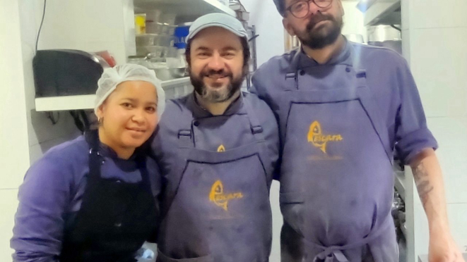 O chef Maurício Pereira (centro), ladeado pelos auxiliares próximos, Elizabeth e Victor. 