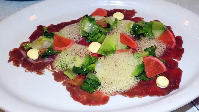 Carpaccio de mignon curado, servido com salada morna de escarola, guanciale, picles de rabanete e espuma de mostarda Dijon - se der sorte de ter no cardápio do dia, pode pedir de olhos fechados. 