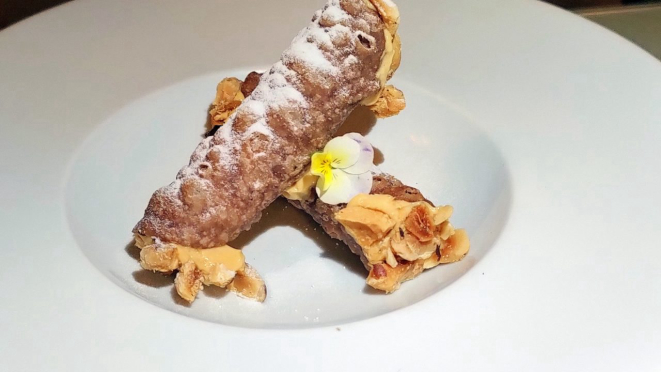 Cannoli de doce de leite e castanhas, uma das sobremesas. Os cannoli também são feitos na casa, pelo chef Maurício Pereira. 