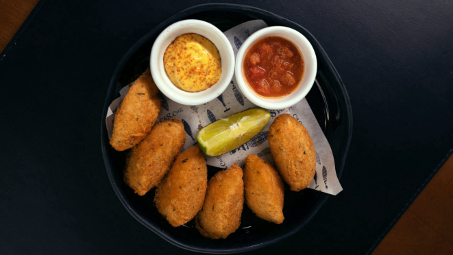 Bolinhos de bacalhau, seis unidades, crocantes por fora e cremosos por dentro. Para despertar o apetite. 