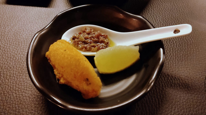 Bolinho de bacalhau e vinagrete de azeitonas. 