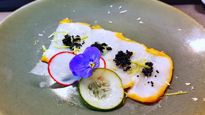 Carpaccio de haddock defumado, com ovas negras de massago e limão siciliano.