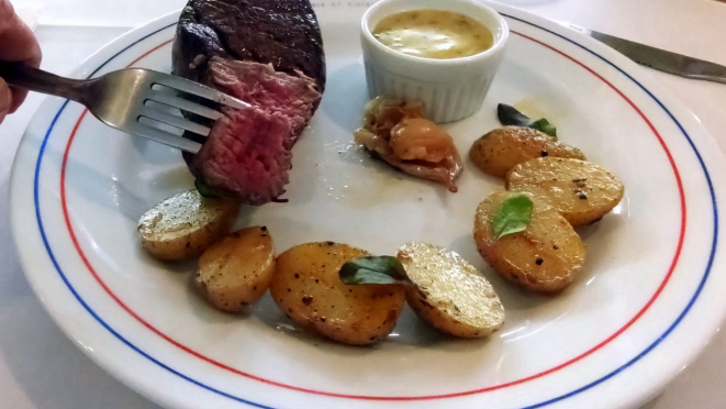 O ponto certo da carne, no e pavé de boeuf sauce béarnaise - servido com batatas rissolées.