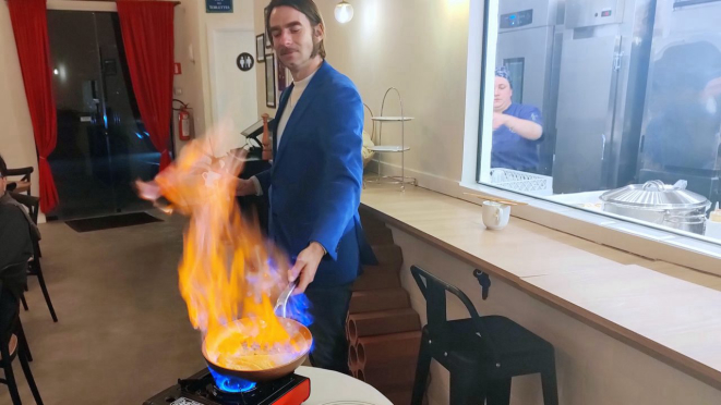 Show pirotécnico de Louis Briand na perfeição para fazer a Crêpe Suzette, de sobremesa. 