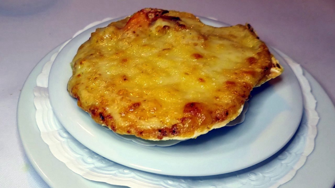 Coquille de crevettes, como se fosse a de vieiras, com a mesma base. 