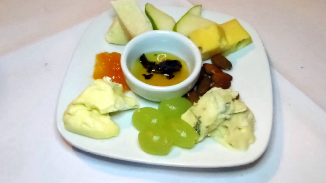 Plat de fromage, trazendo o costume francês de fechar a refeição com queijos. 