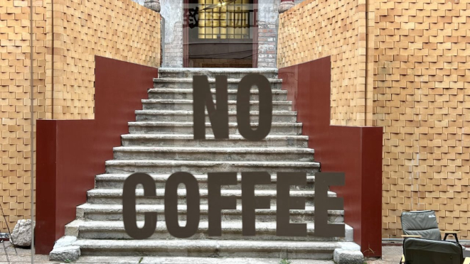 Logo na entrada o casarão revitalizado  no centro antigo de Qingdao alerta os convidados: NO COFFEE NO LIFE