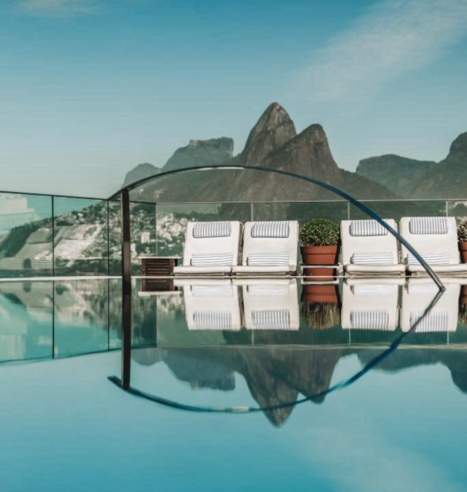 Fasano Rio: piscina de borda infinita e vista privilegiada. 