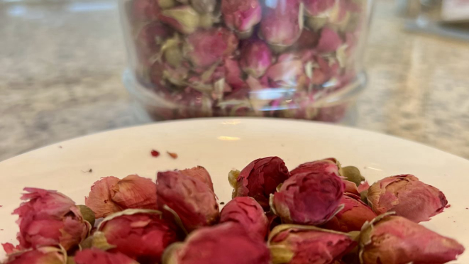 E as mini rosas, as mini pétalas em água fervente são o ingrediente preferido de muitos apaixonados por chás