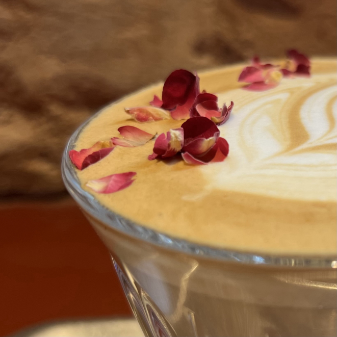 Supreendentemente as pétalas delicadas e generosas se somam ao aroma do café com leite, não competem 