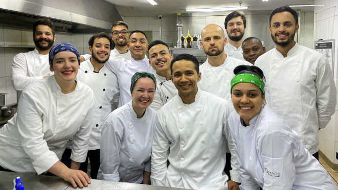 O chef Luan Honorato cercado por sua turma da cozinha, das várias funções ali existentes. 