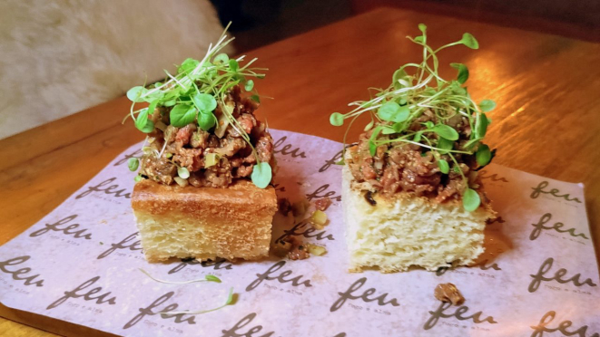 Carne cruda, a carne picada em ponta de faca e servida sobre uma fatia de focaccia. 