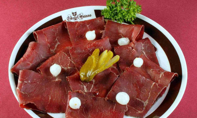 Bündnerfleisch - uma espécie de carpaccio de carne seca, tipicamente suíço.