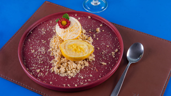 Sobremesa Siciliana, do Porto Cabral, feita com creme de limão siciliano, crumble de farofa e sorvete de creme.