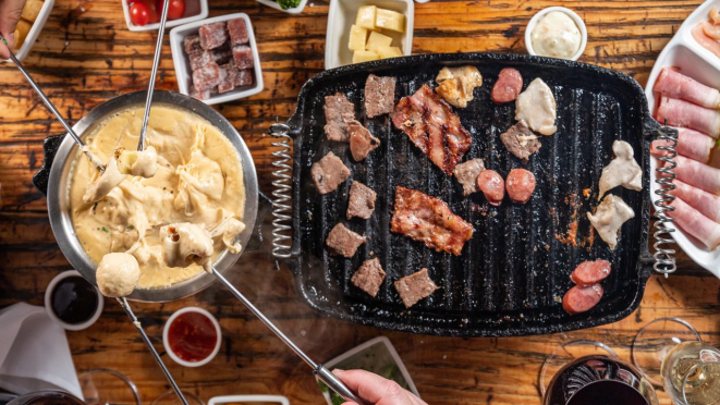 Fondue do Indaiá conta com diferentes proteínas: carne bovina, salmão, lula e camarões. 