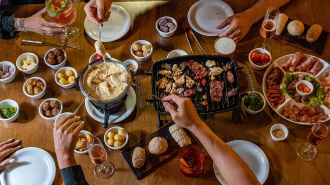 Fondue do Blackpot: diferentes tipos de carnes e molhos especiais para acompanhar.