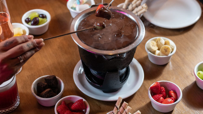 Fondue de chocolate com frutas sazonais no Blackpot Restaurant.