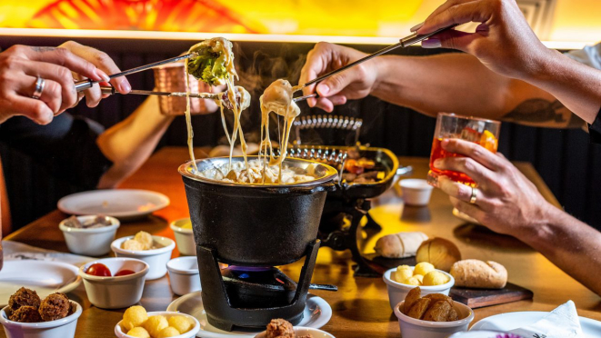 Fondue do Blackpot traz camarão, lula e salmão entre as proteínas. 