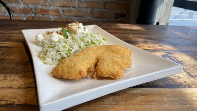 Tilápia com arroz, brócolis e maionese do Shack. 