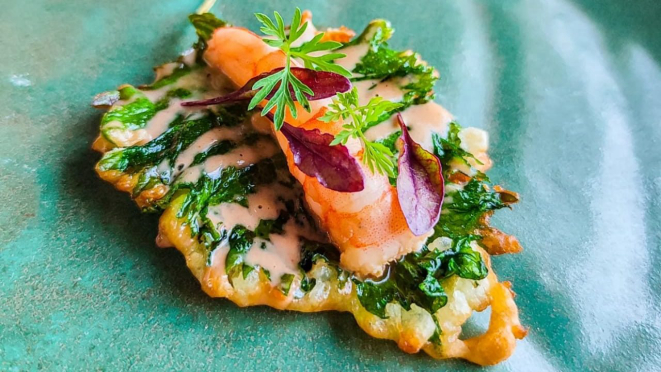 Tempurá de shiso, camarão e emulsão picante - para começar a degustação. 