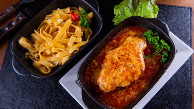 Parmegiana Brazero, com contrafilé assado na parrilla é uma opção no menu.