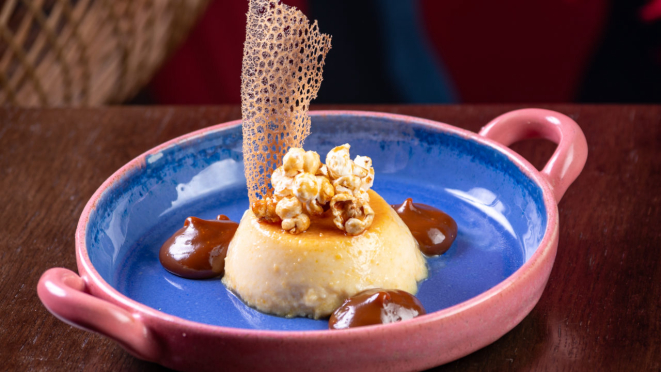 Pudim de leite coberto com pipoca caramelizada e doce de leite do Mariquita.