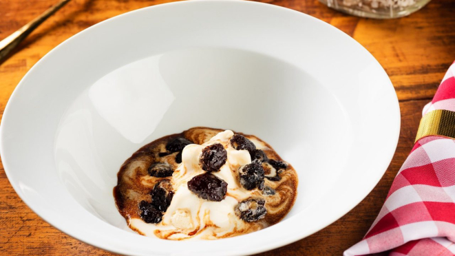 Sorvete de Creme com Azeitonas em Calda de Vinho do Porto e Especiarias, sobremesa do novo cardápio.