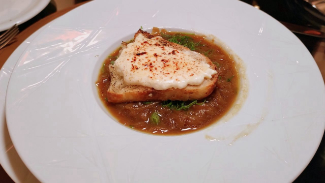 Sopa de cebola, com pão fermentado gratinado na hora. 