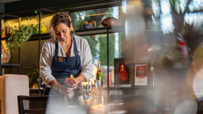 Chef Claudia Krauspenhar na cozinha de seu restaurante K.Sa. Ela acumula prêmios e prêmios nos últimos tempos. 