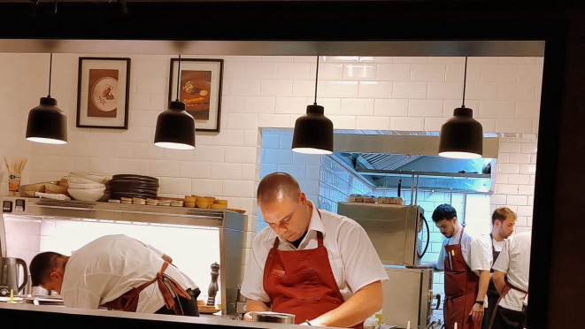 Chef Igor Marquesini em ação no seu restaurante Igor. Ele compõe o grupo de cozinheiros e abre o menu do Abrindo a K.Sa da próxima terça. 