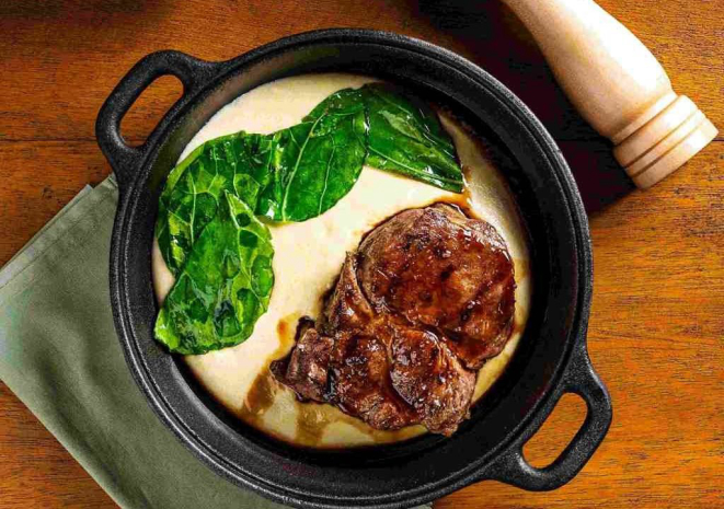 Polenta cremosa com queijo da Serra da Canastra, couve refogada e ancho de Porco Moura.