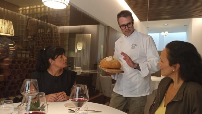 Manu Buffara é apresentada ao pão preparado pelo chef Fran Martinez do restaurante Maralba, em Almanza. Foto: Caroline Olinda