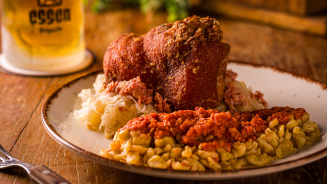 Eisbein do Essen Biergarten,  joelho de porco desossado, servido com mix de salsicha Bockwurst e Bratwurst fatiadas e chucrute com linguiça Blumenau. Foto: Guto Souza