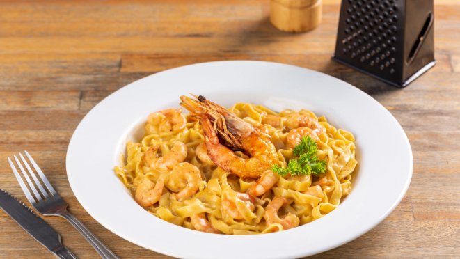 O Bacareto traz o fettuccine di gamberi, que leva camarões salteados no azeite de ervas e manteiga.  