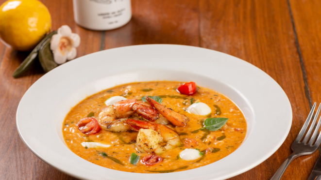 O restaurante traz no prato principal um risoto de camarão. 