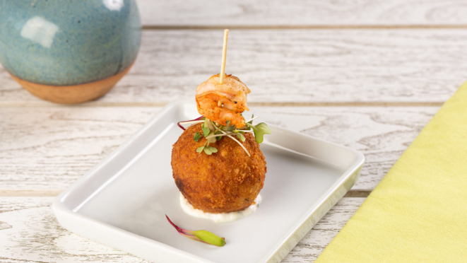 No restaurante Ícaro a entrada é uma croqueta de camarão. 