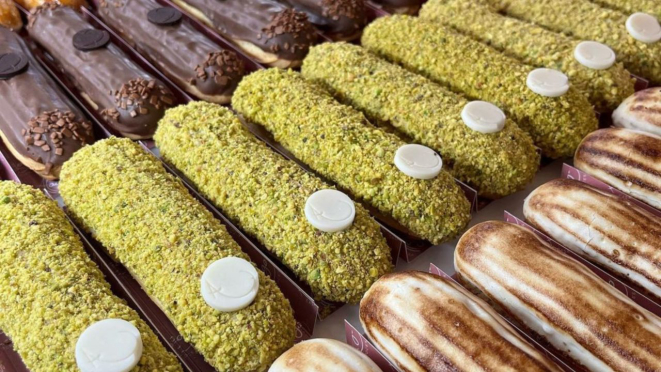 Na Éclair da Afago, o pistache moído é incorporado ao creme do inglês do recheio.