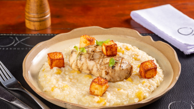 No almoço você pode experimentar o risoto de banana da terra e queijo com peixe meca.