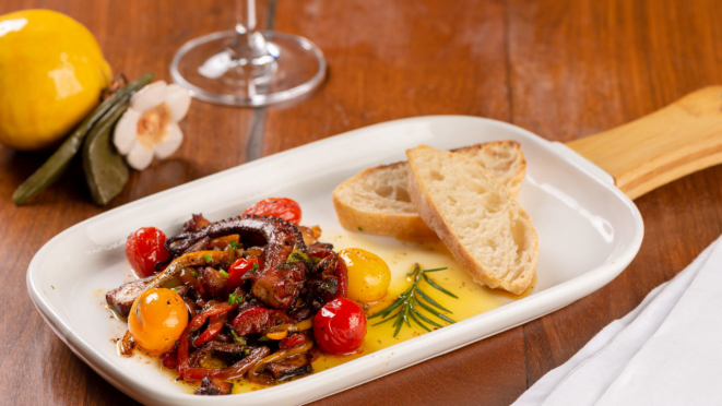 O restaurante traz, na entrada, o polvo grelhado com pimentões, tomates e ciabatta. 