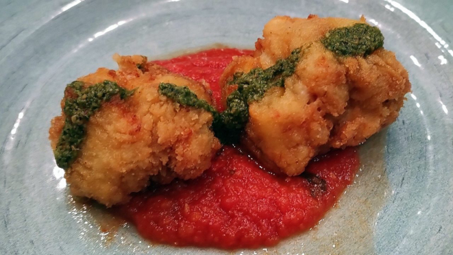 Pasta frita, com massa de lasanha na panko, com molho sugo.