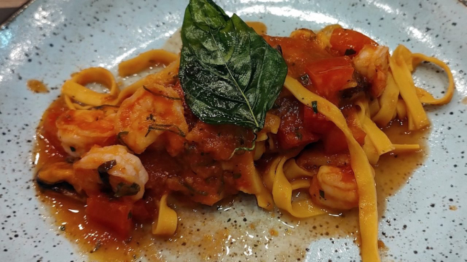 Tagliatelle de frutos do mar ao molho pomodoro.