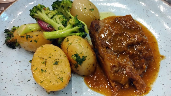 Paleta de cordeiro da Nonna, com mini batatas, brócolis e confit de alho e cebola.