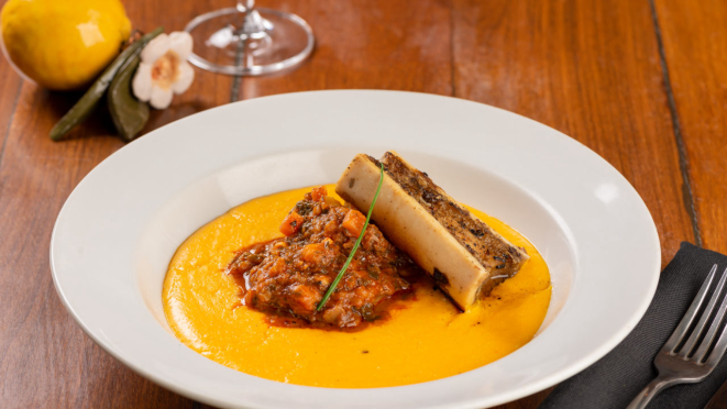 No Doppo Cucina, ossobuco lentamente cozido e servido com polenta cremosa. 