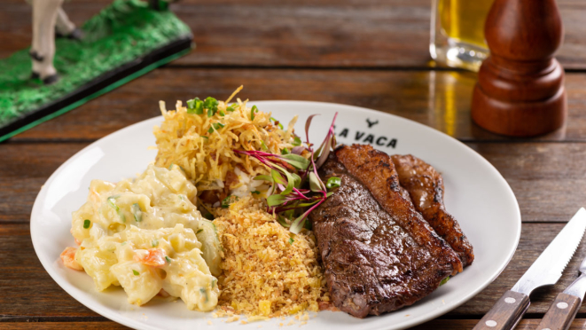 O  La Vaca Steakhouse traz  picanha na brasa acompanhada de maionese clássica, arroz biro-biro, farofa crocante e chimichurri para o jantar. O restaurante também tem outras opções com carne no menu.	