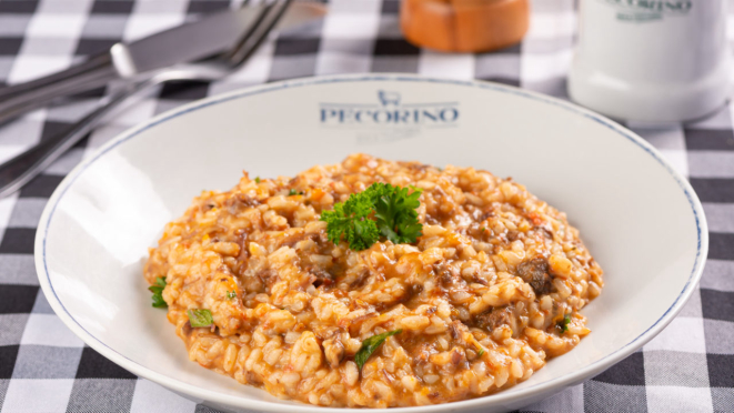 O Pecorino traz risoto ao ragu de ossobuco como prato principal. O restaurante também tem outra opção com carne no menu. 