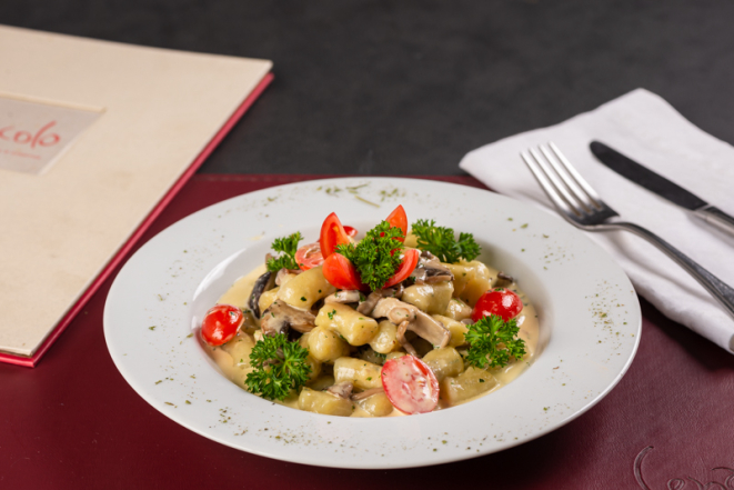 Nhoque com cogumelos salteados com leve perfume de alho e tomates-cereja do Cenacolo. O restaurante tem outra opção com massa no menu.  