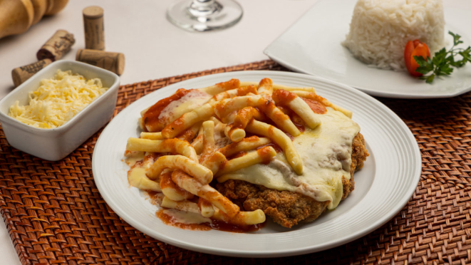 Filé mignon à milanesa coberto com muçarela, servido com fusilli ao molho sugo e quatro queijos gratinado ao forno do Fornão. O menu tem outra opção com massa. 