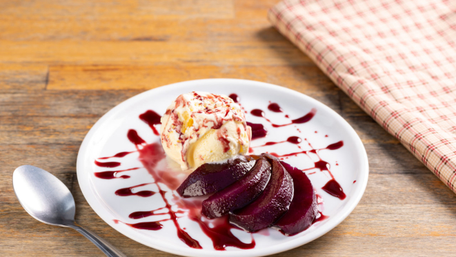 Traz, no almoço, pera cozida em calda de vinho tinto, acompanhada de sorvete de creme.